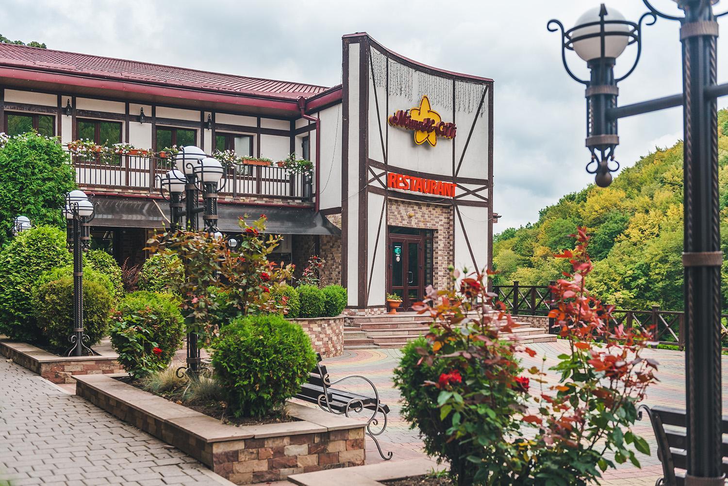 Mishyn-City Hotel Dobrovlyany Buitenkant foto